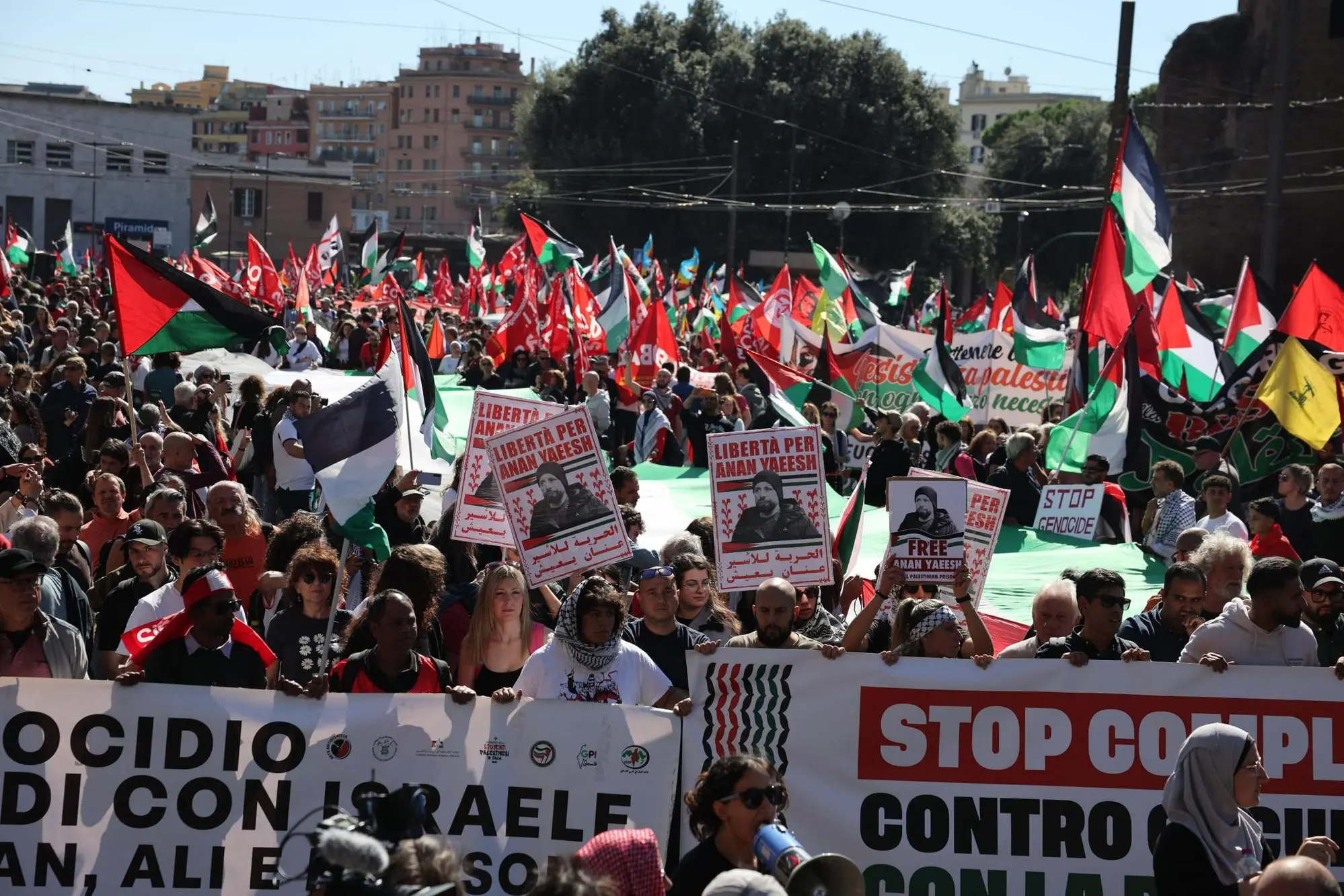 People take part in a pro-Palestine demonstration to show support for Gaza e for the Palestinian people in Rome, Italy, 04 October 2025. ANSA/MASSIMO PERCOSSI