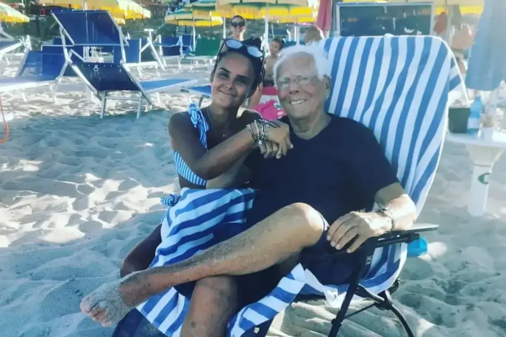 Giorgio Armani in posa con Giorgia Moi, dipendente del chiosco e addetta al servizio lettini e ombrelloni (foto concessa)