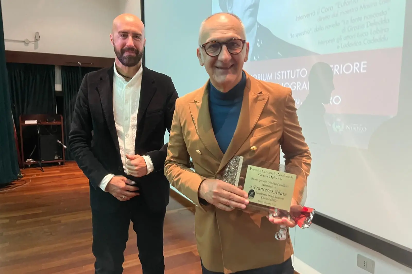 Francesco Abate nel corso della premiazione al XVII Premio Deledda (Nuoro, 20 dicembre 2025)