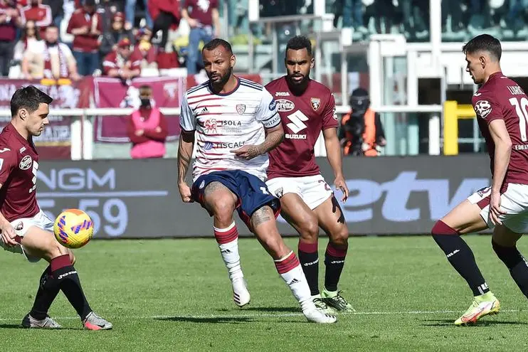 Joao Pedro in azione contro il Torino (Ansa)