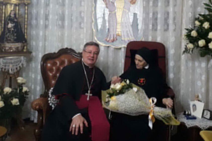 Il vescovo di Ales con Madre Pinna (Foto Antonio Pintori)