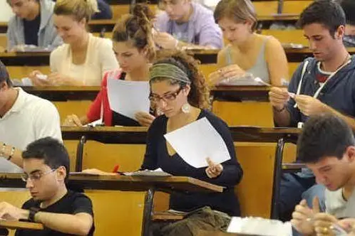 Giovani impegnati nei test universitari