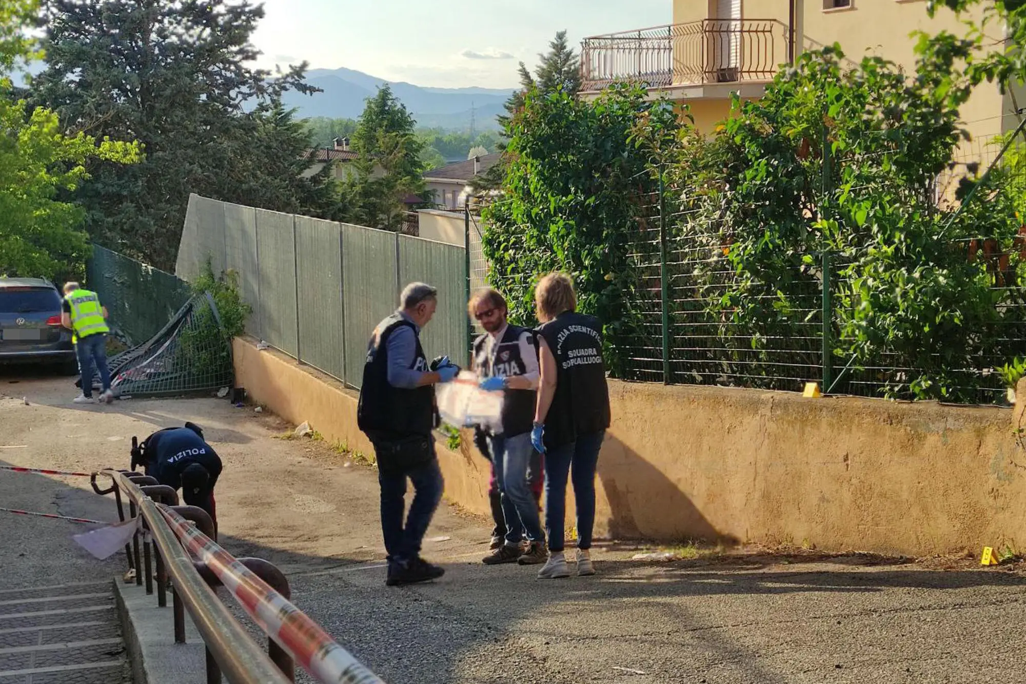 I rilievi della polizia scientifica nel cortile della scuola dell'infanzia "Pile - Primo maggio" (Ansa - Iuliano)