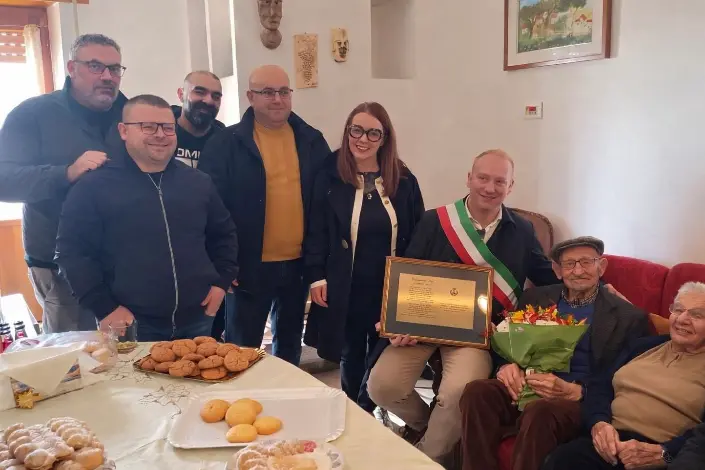 Zio Domenichino con il sindaco e i familiari (foto concessa)