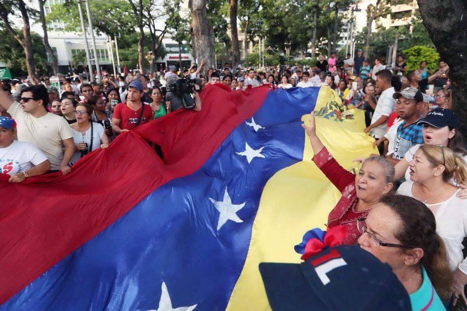 In migliaia in piazza contro Maduro. Guaidò rassicura: &quot;Faremo entrare gli aiuti&quot;