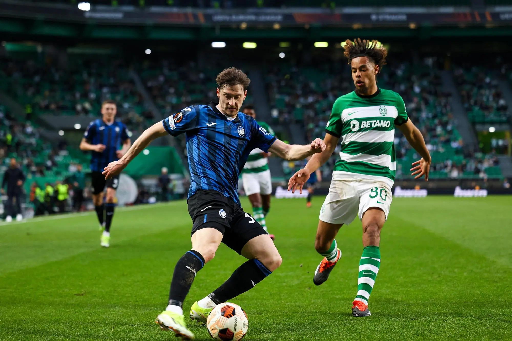 epa11202577 Sporting player Koba Koindredi (R) in action against Atalanta player Giorgio Scalvini during the UEFA Europa League round of sixteen first leg soccer match between Sporting CP and Atalanta BC in Lisbon, Portugal, 06 March 2024. EPA/JOSÉ SENA GOULÃO