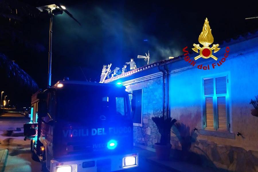 Tetto a fuoco a La Maddalena: intervengono i vigili del fuoco