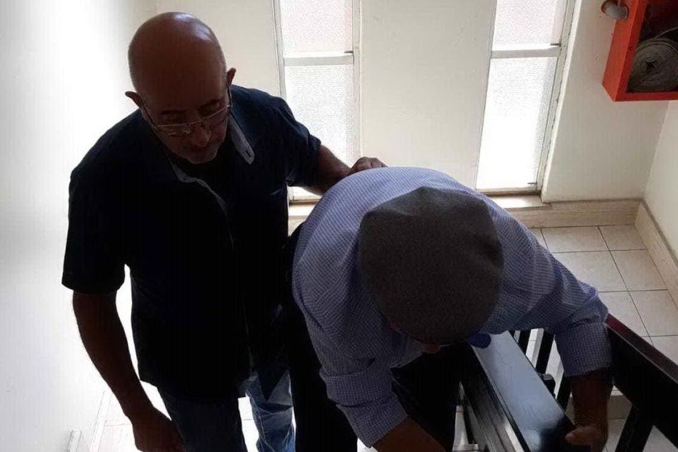 Ascensore rotto al poliambulatorio di Mogoro: ultranovantenne portato a spalla