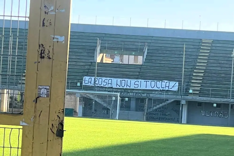 Lo striscione in Curva Mare a favore di Luca La Rosa, capitano dell'Olbia (foto Giagnoni)