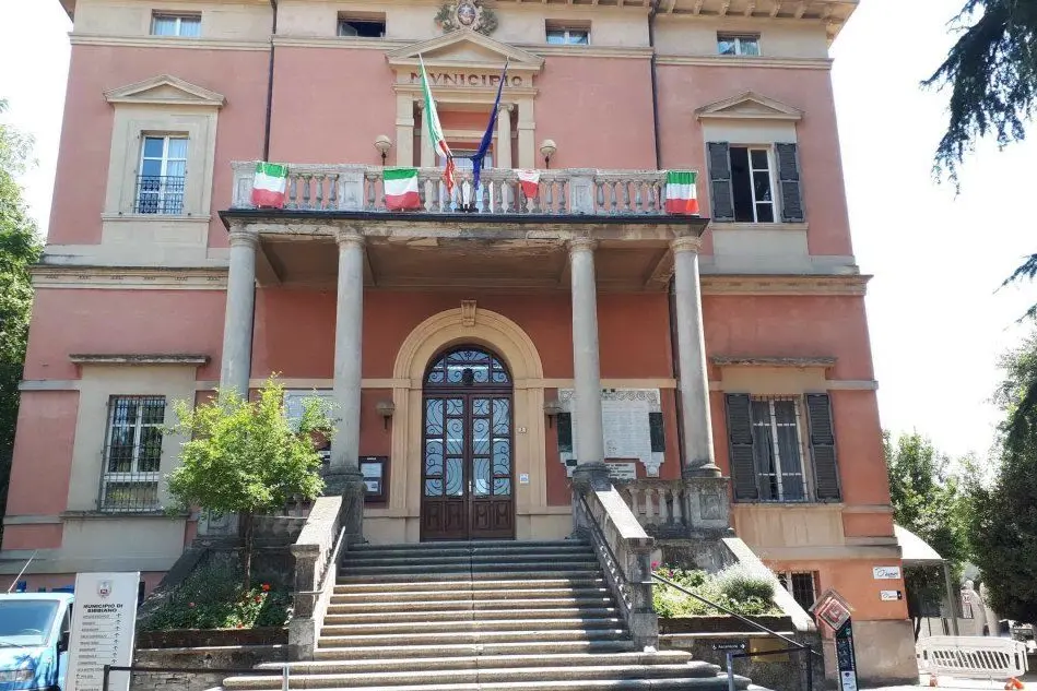 Il municipio di Bibbiano (Ansa)