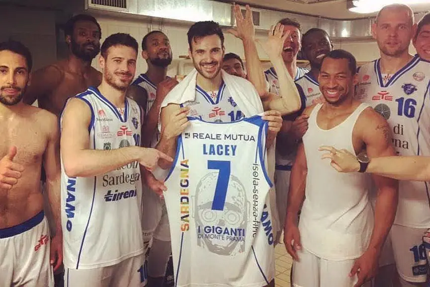 La squadra a Trento con la maglia di Lacey