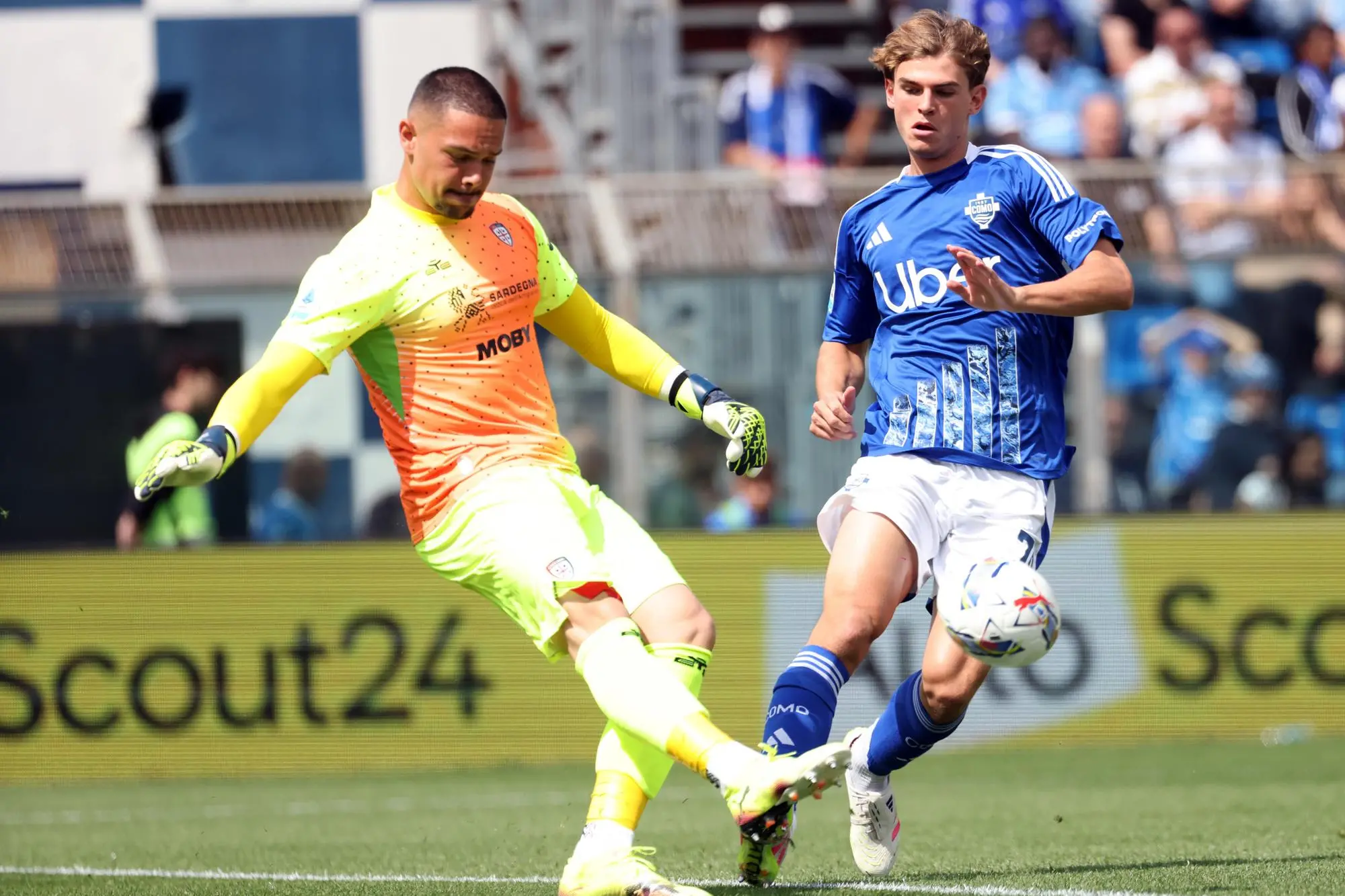 Elia Caprile con Nico Paz in Como-Cagliari (foto Ansa)