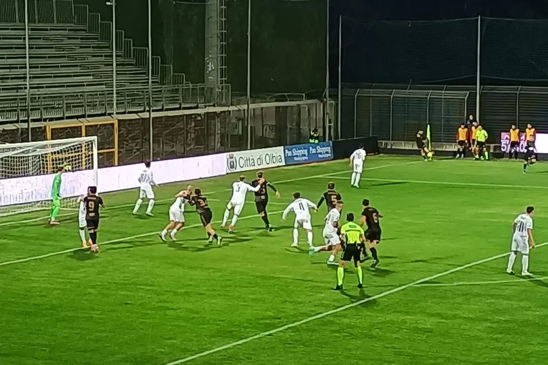 L'Olbia si difende sull'ennesimo calcio d'angolo del Rimini (foto Ilenia Giagnoni)