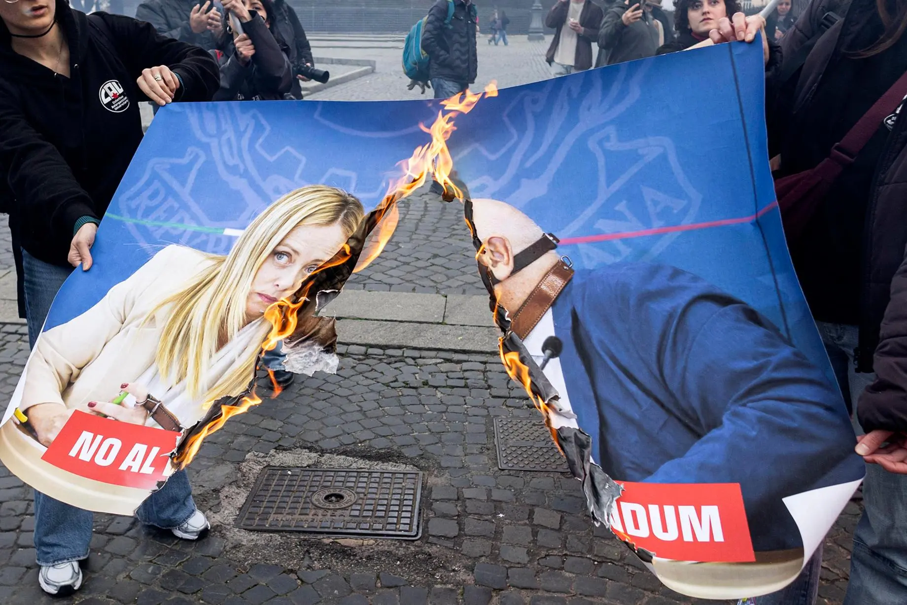 Le immagini bruciate a Roma durante la manifestazione (Ansa)