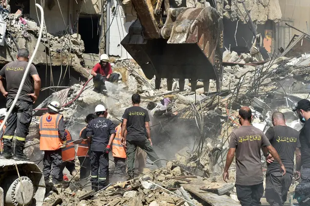 Macerie dopo i raid di Israele a Beirut (Ansa-Epa)