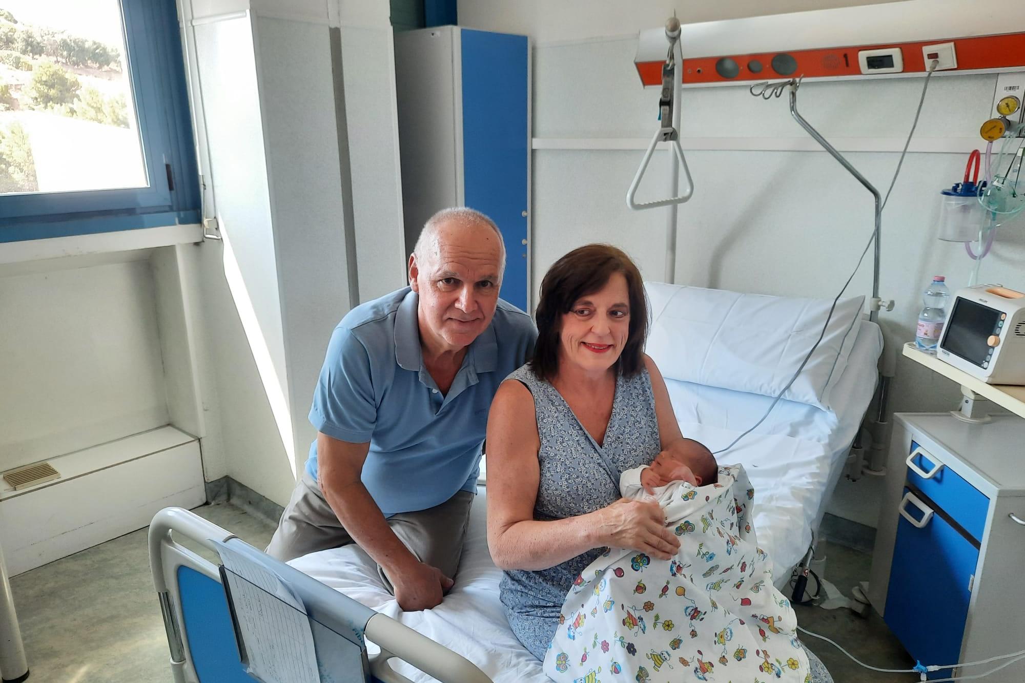 Cagliari, diventa mamma a 57 anni: “Grazie ai medici del Brotzu”