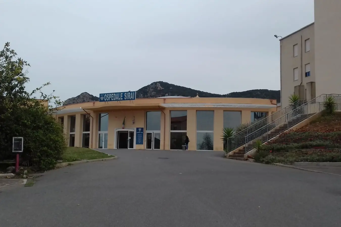 L'ingresso dell'ospedale Sirai (foto Scano)