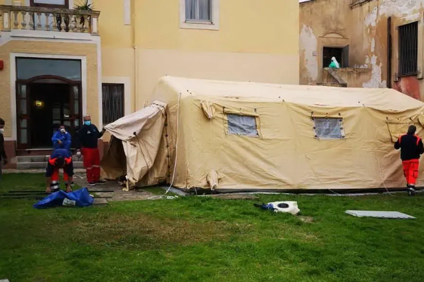 La tenda davanti alla casa di riposo (L'Unione Sarda - Pala)
