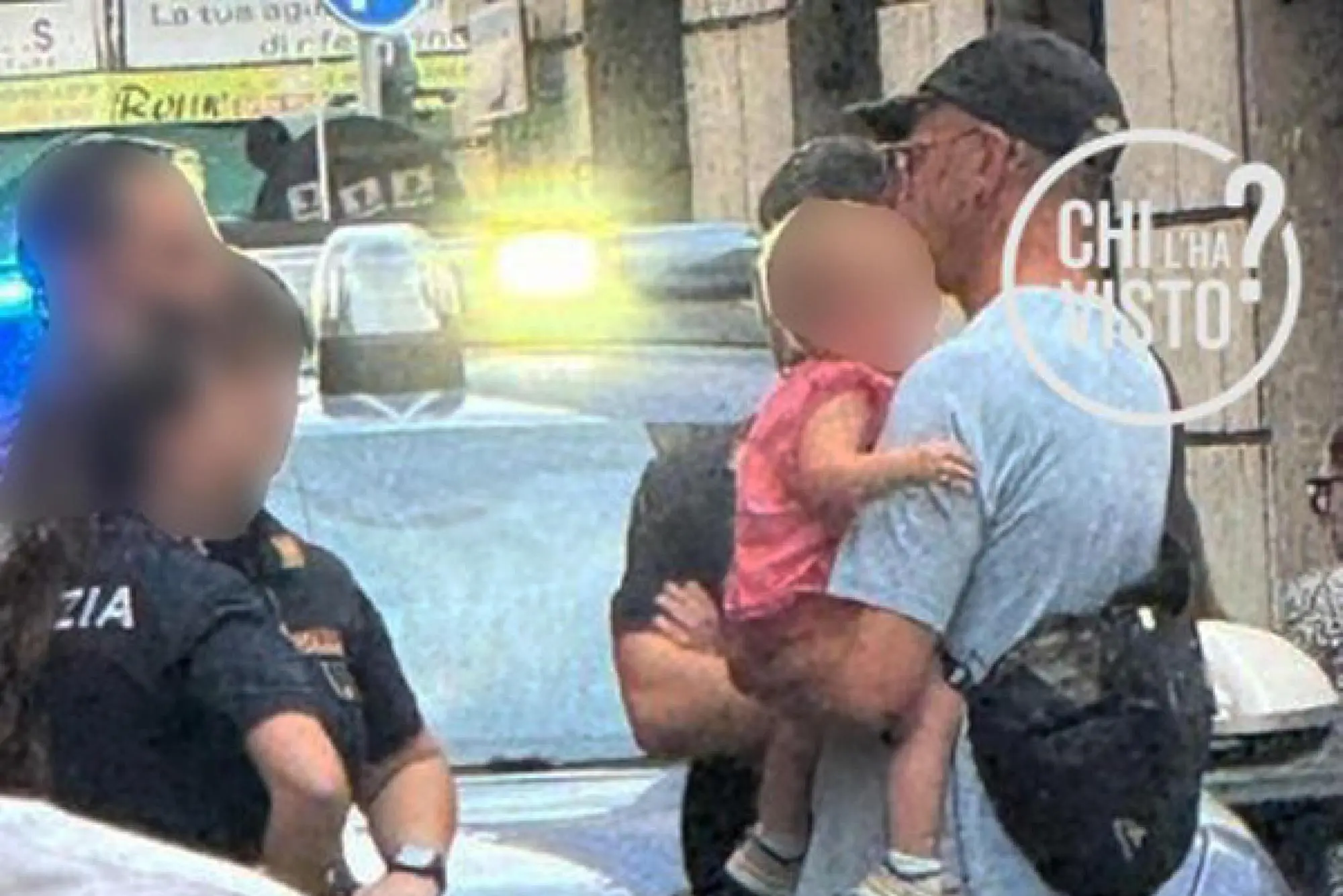 Rexal Ford con la bambina in braccio (foto Chi l'ha visto?)