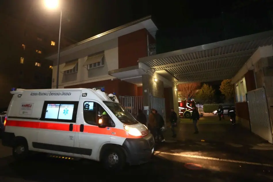 L'intervento di ambulanze e vigili del fuoco nell'azienda milanese