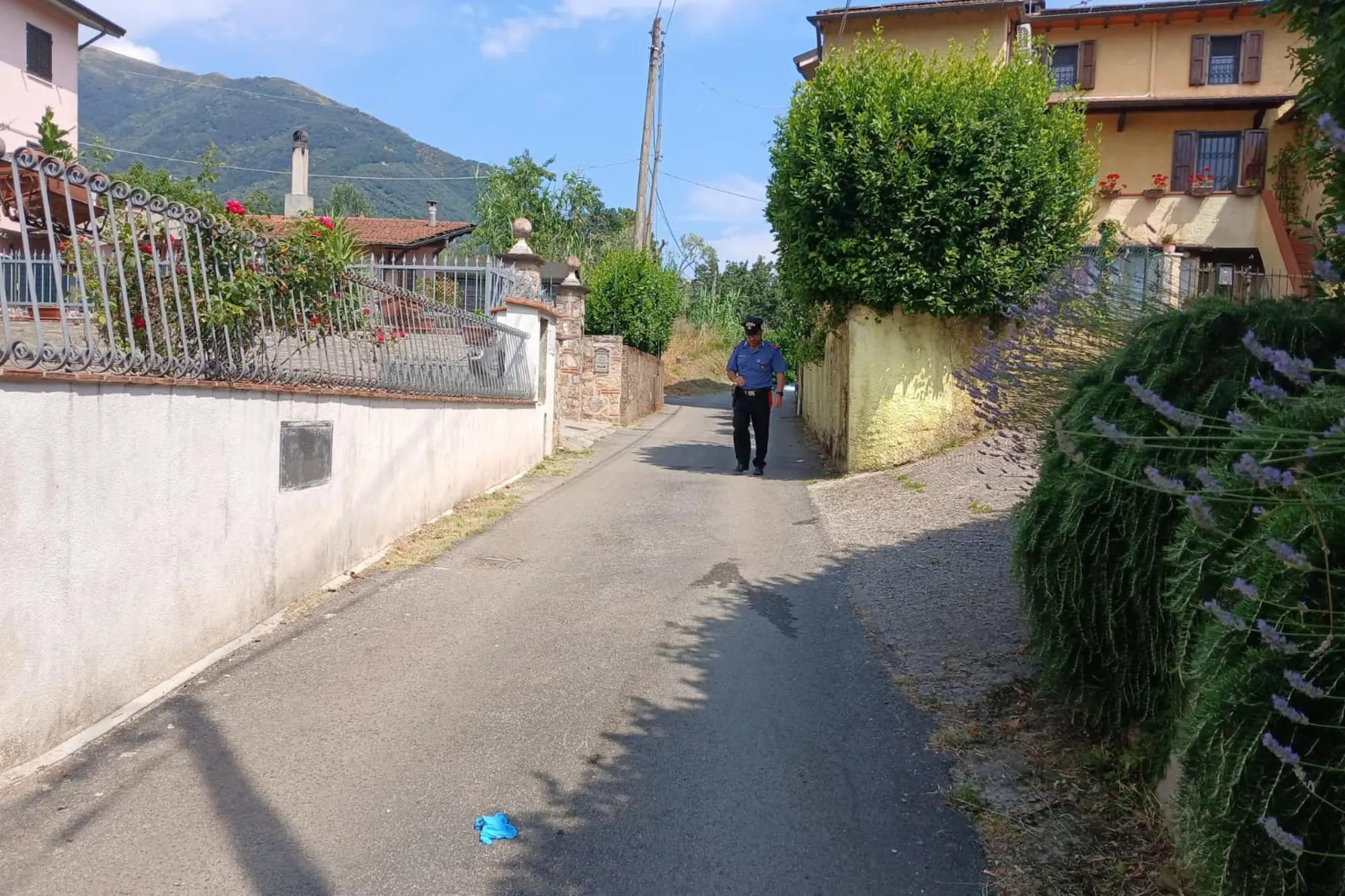 L'esterno dell'abitazione dove è avvenuto il duplice omicidio (Ansa)