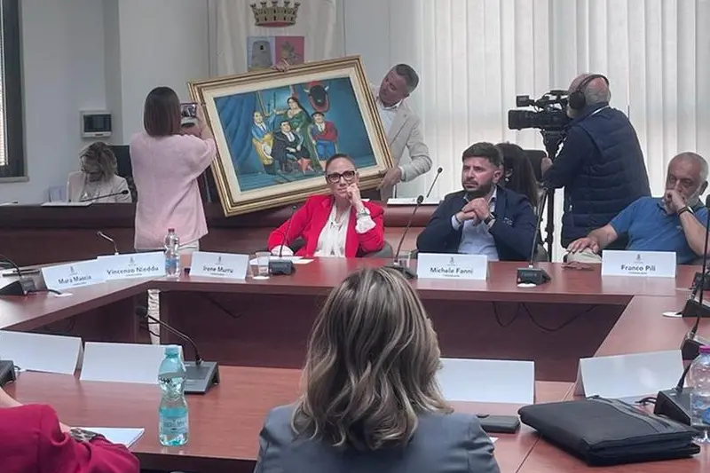 Marcello Ladu mostra il quadro danneggiato dai pallettoni