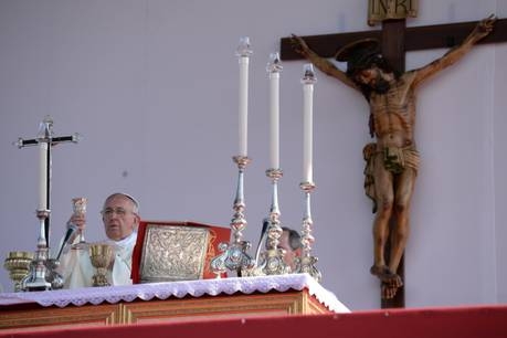 Il Pontefice celebra la messa nella Basilica