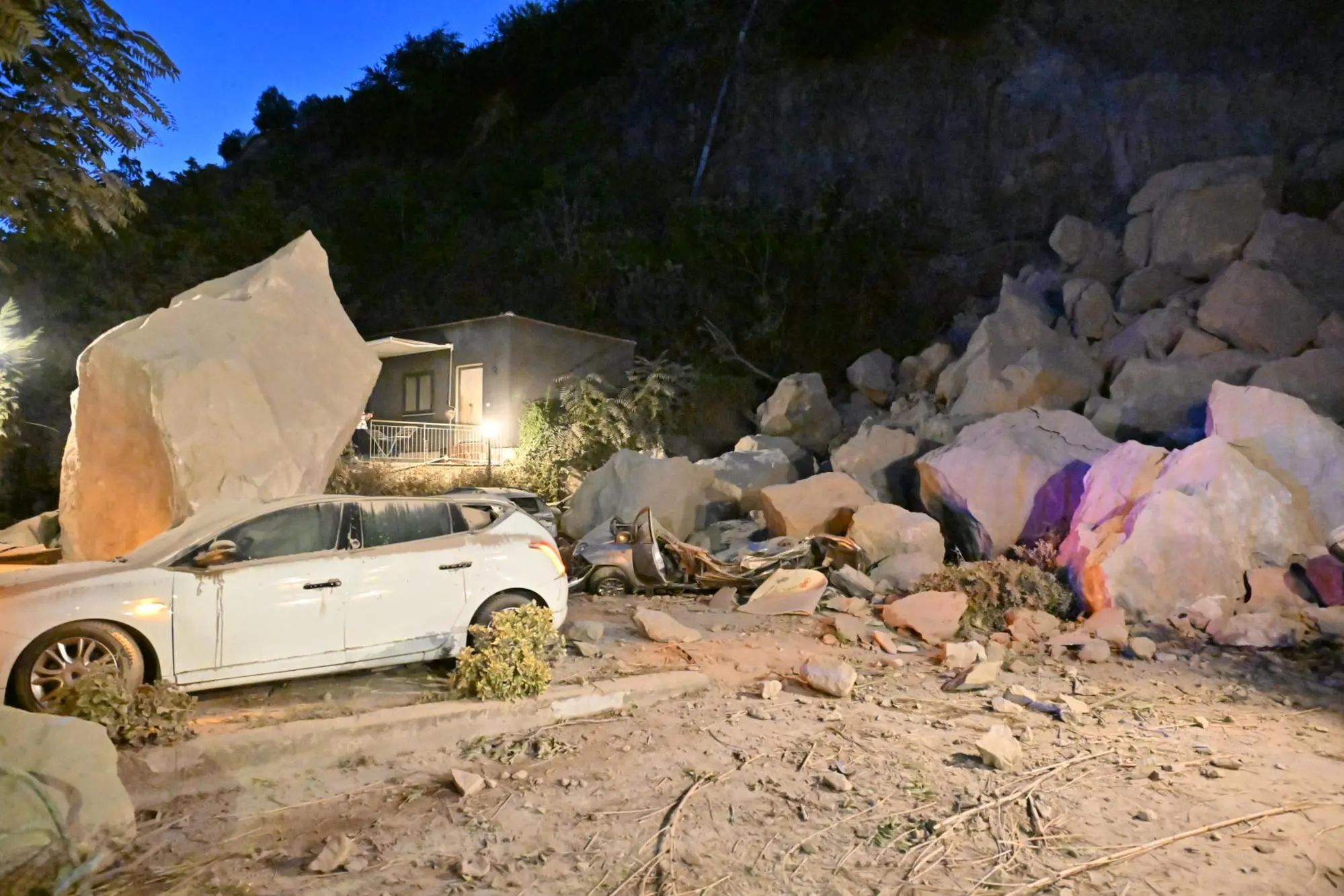 Un pezzo di montagna caduto in via Sottopasso Savino Vitagliano a Pozzuoli ANSA/FELICE DE MARTINO