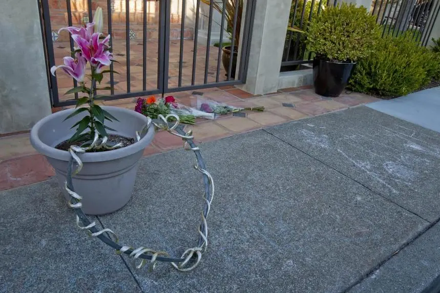 A well wisher brought a large flower pot and a steal heart and left it at the front gate of US actor Robin Williams home, where he was found dead in Tiburon, California, USA, 11 August 2014. Oscar-winning actor and comedian Robin Williams was found dead of an apparent suicide in his Tiburon home, near San Francisco, according to the Marin County Sheriff's Department. Williams' publicist confirmed to the website imdb.com that the 63-year-old actor had been battling severe depression. Williams, who won an Oscar for his supporting role in Good Will Hunting, had already shot a reprise of his role as Theodore Roosevelt in the third installment of Night at the Museum, due for release in December. ANSA/PETER DaSILVA