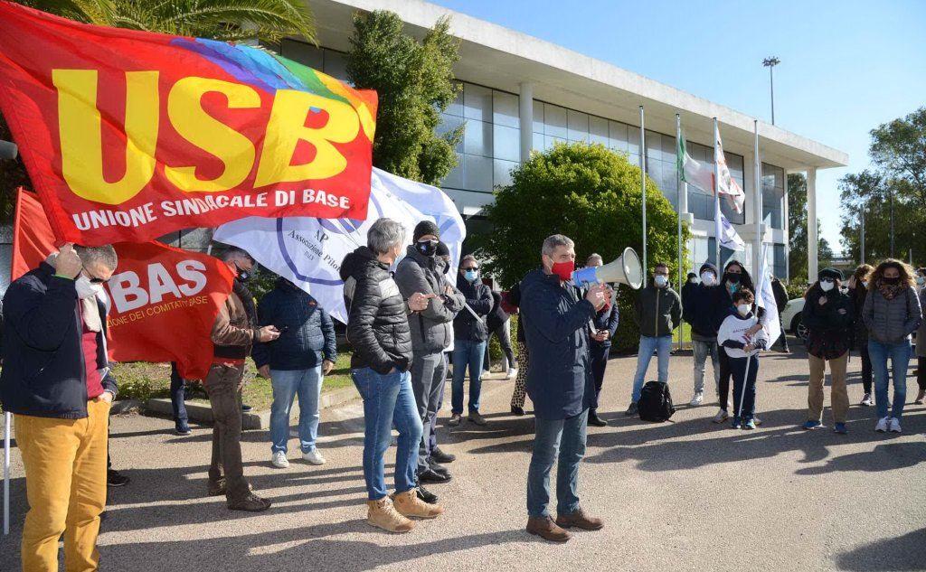 Una manifestazione dei lavoratori Air Italy (foto archivio L'Unione Sarda)