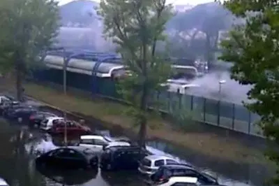 Un treno brucia durante il nubifragio di oggi a Roma