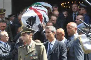 La salma di Cossiga all'uscita dalla Chiesa