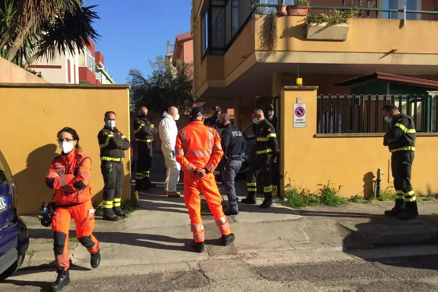I soccorritori sul posto (L'Unione Sarda - Luigi Almiento)
