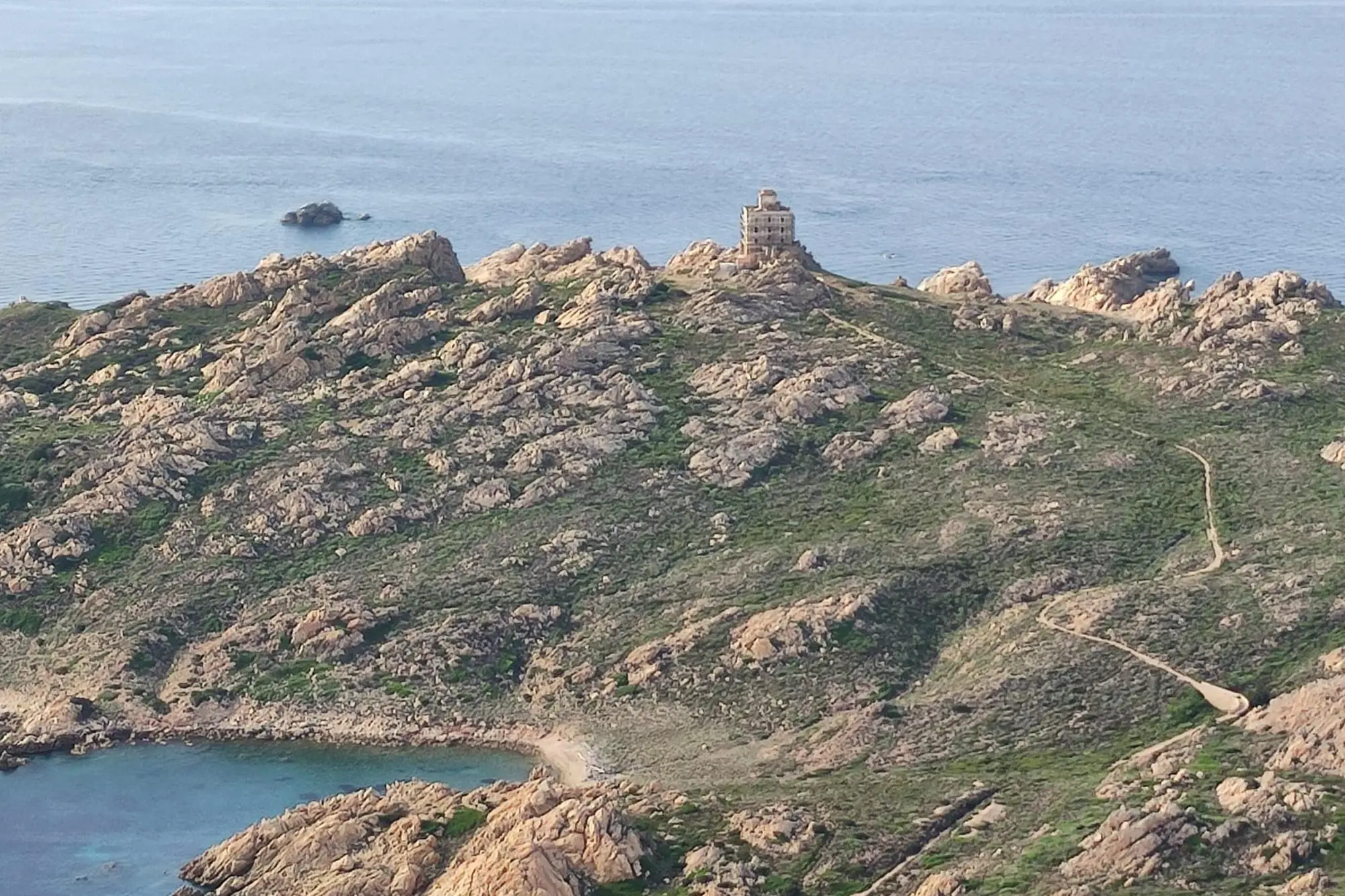 La Maddalena, il faro nell'isola di Razzoli (foto Ronchi)