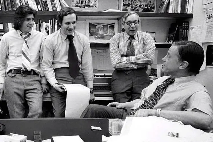 Bradlee (seduto) a colloquio con Bernstein e Woodward nella redazione del Washington Post