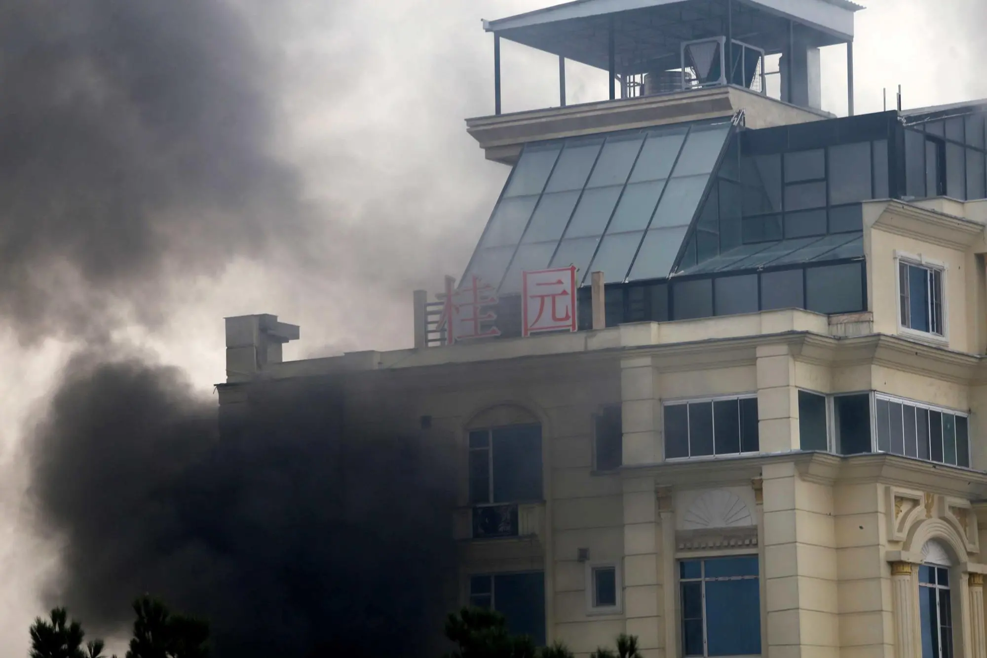 L'hotel di Kabul sotto attacco (foto Ansa)