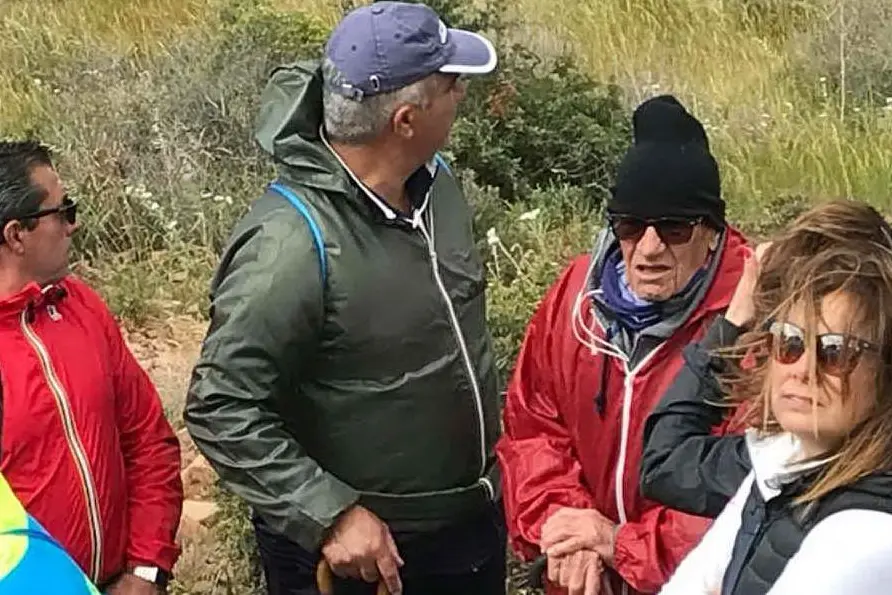 La passeggiata di Settimo col più anziano, Giuseppe Cabras (foto L'Unione Sarda - Serreli)