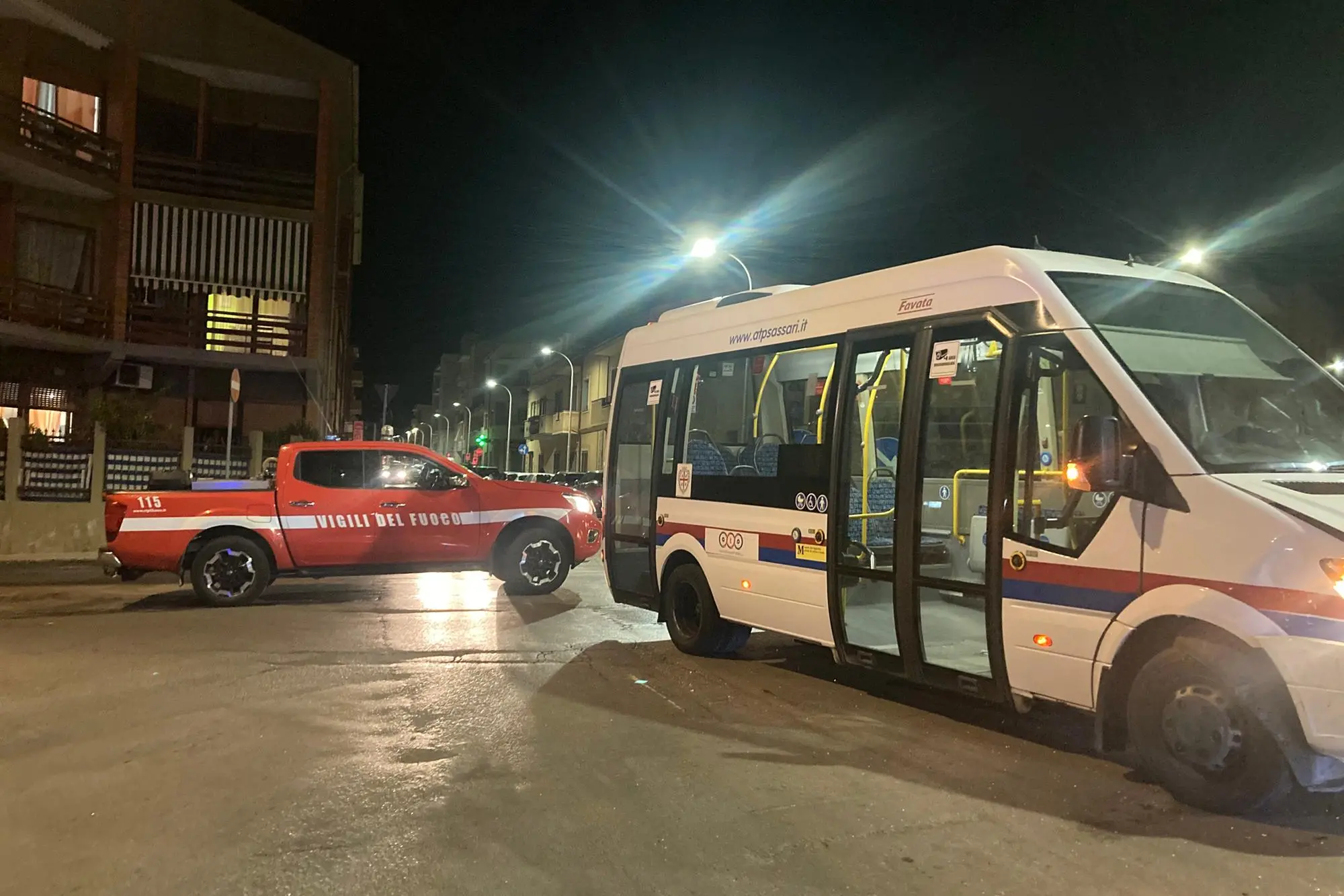 Il bus coinvolto nell'incidente a Porto Torres (foto Pala)