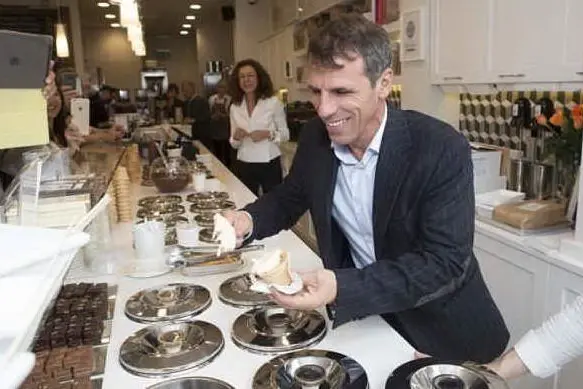 Gianfranco Zola serve un gelato
