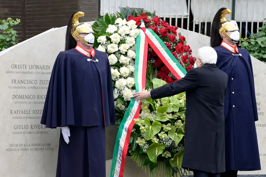 Il Presidente della Repubblica, Sergio Mattarella, depone una corona in via Fani a Roma il 16 marzo 2021 (le foto sono Ansa e Wikipedia)