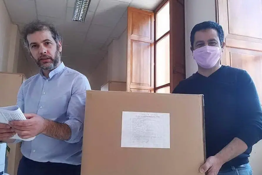 Gli assessori Bernardini e Mameli con le 900 mascherine chirurgiche donate dalla Protezione Civile