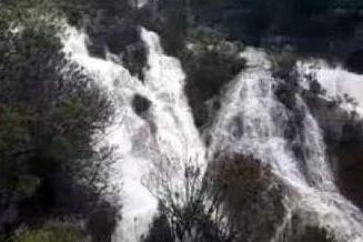 La bellezza delle cascate Lequarci dopo le piogge