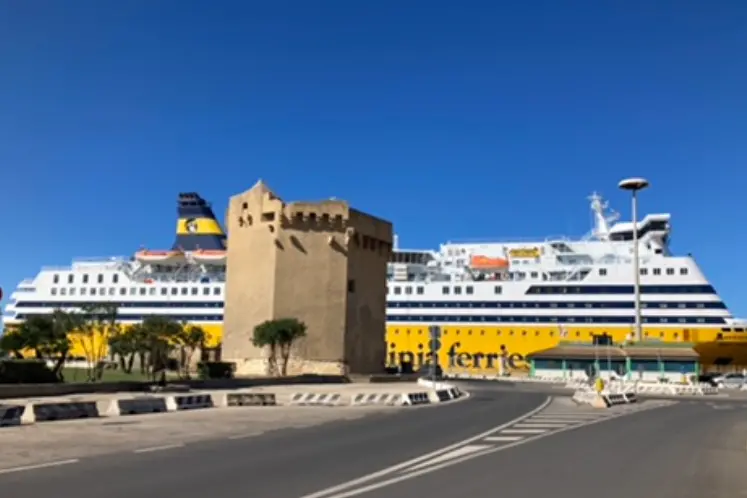 La mega express nello scalo di Porto Torres (foto Pala)