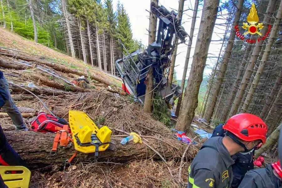 Soccorritori al lavoro sul luogo della tragedia (foto Vigili del Fuoco via Ansa)