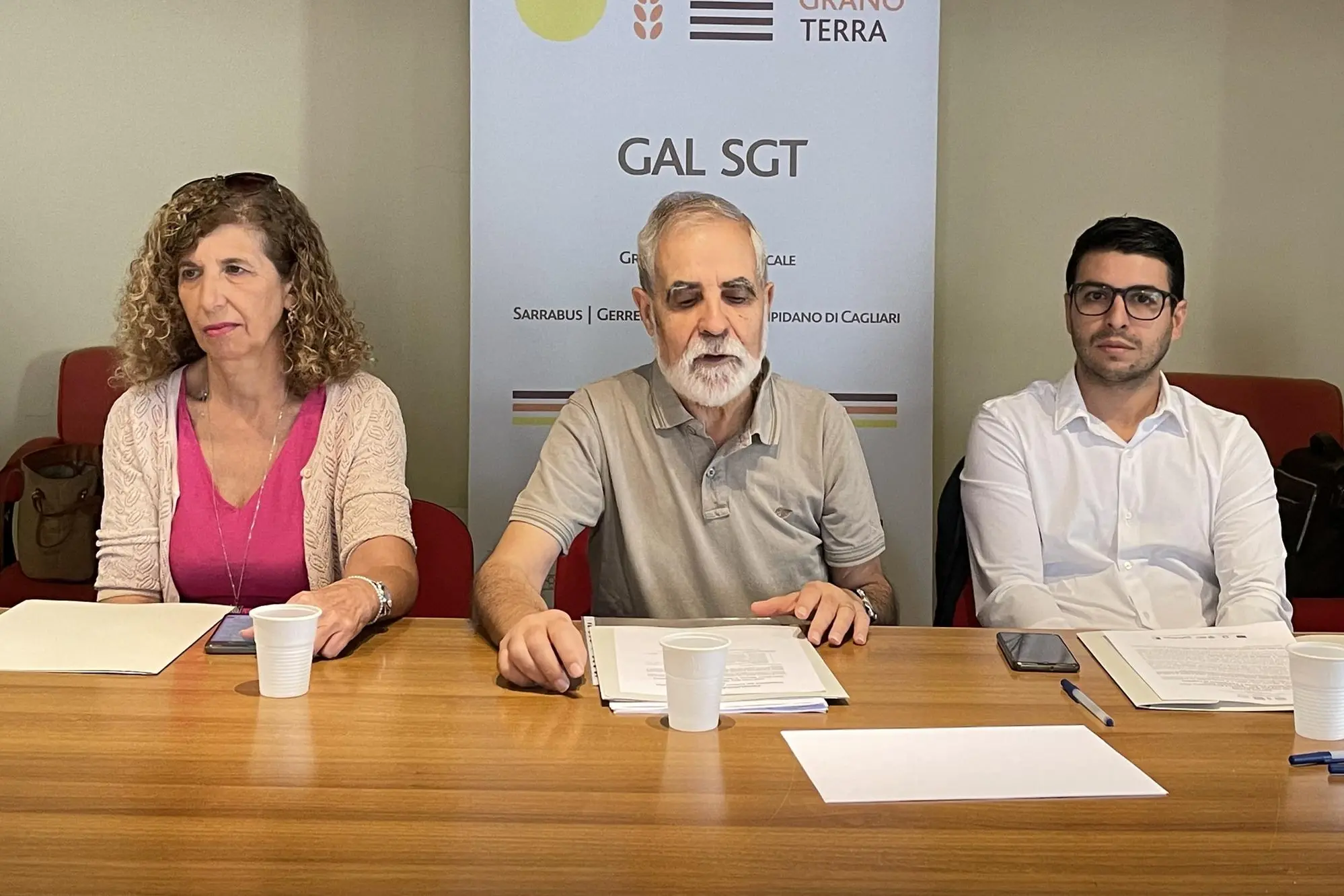 Il presidente del Gal Antonio Arba (al centro) con Maria Carmela Lecca e Simone Melis