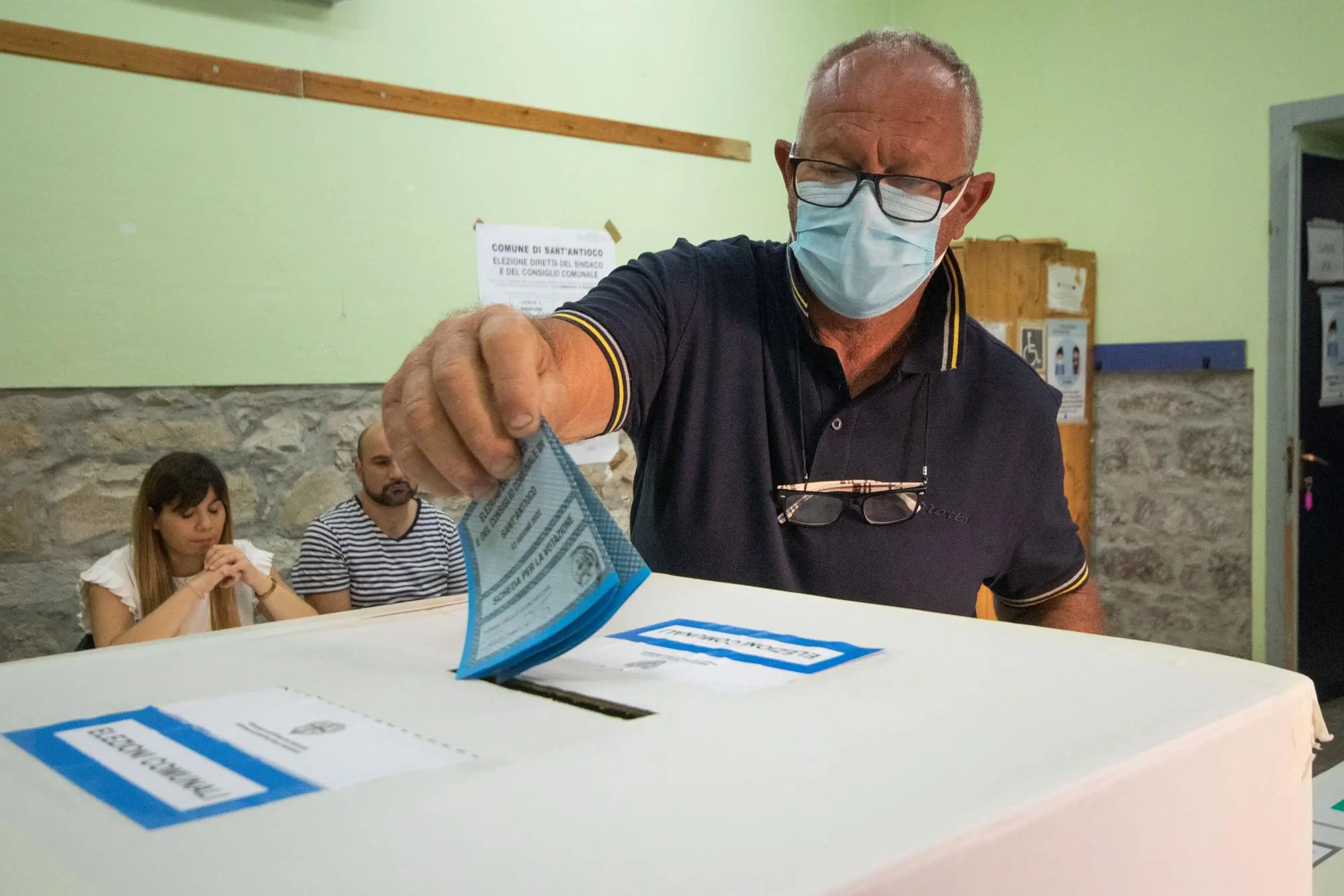 Le operazioni di voto a Sant'Antioco (foto L'Unione Sarda - Murru)