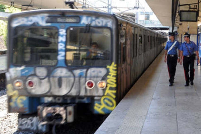 Azionava il freno d’emergenza sui treni per “divertimento”, denunciato