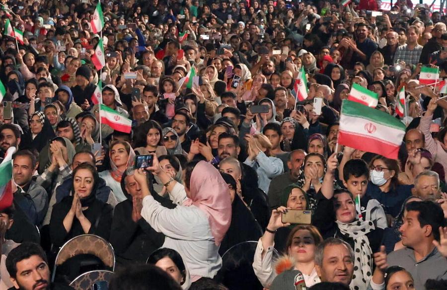 Brucia la foto  di Khamenei  e poi muore