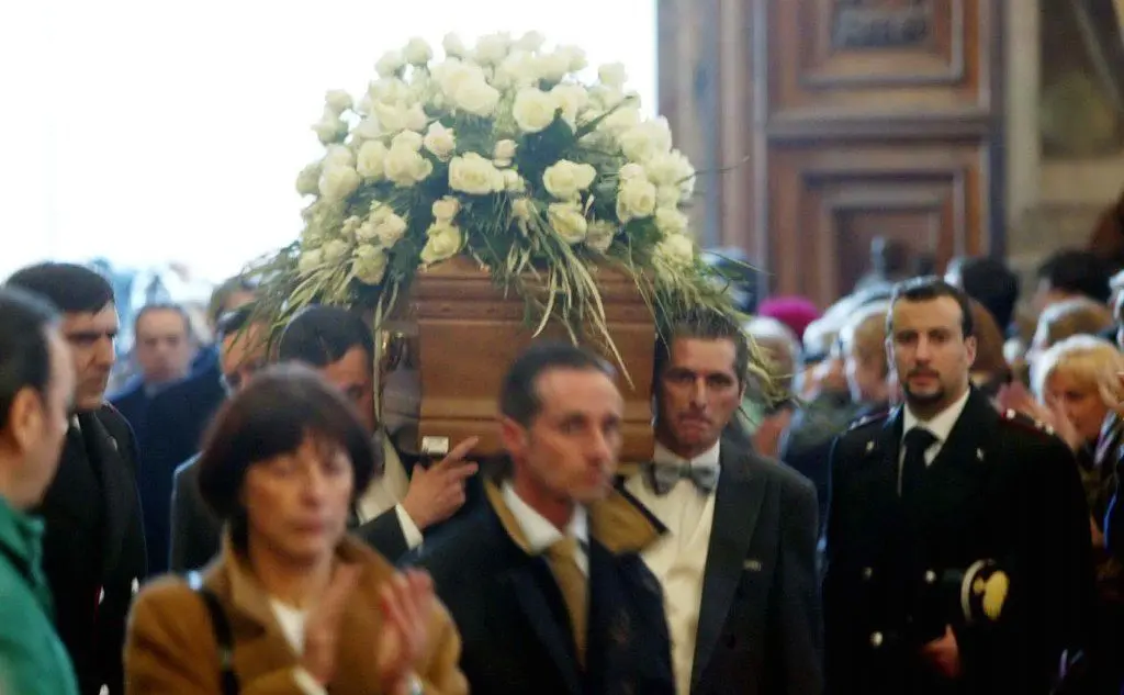 Suona al Santa Tecla ed è qui che viene notato da Mogol