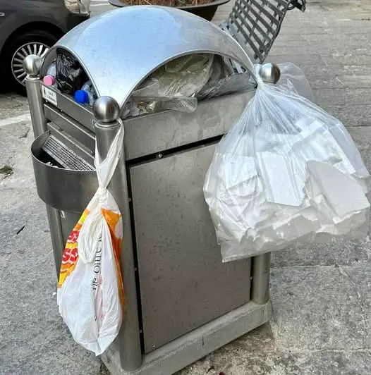 Un cassonetto a La Maddalena